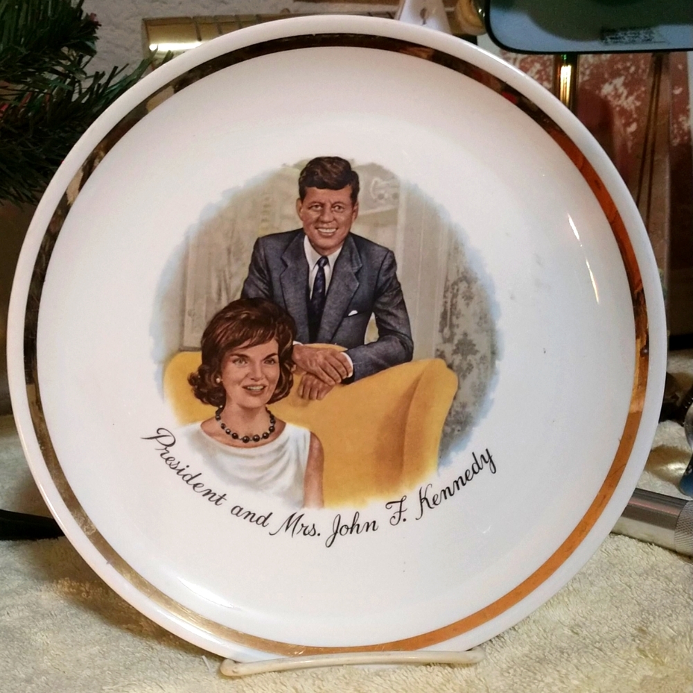 Vintage.1960's JFK And Mrs. Kennedy Plate 9.5" Round 22K Gold Trim